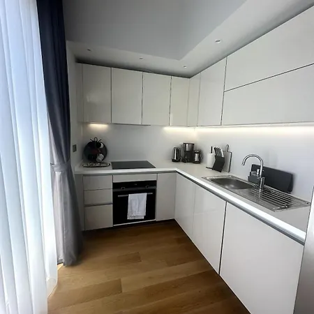 Apartment Sunlit Serenity Designer's Dream *